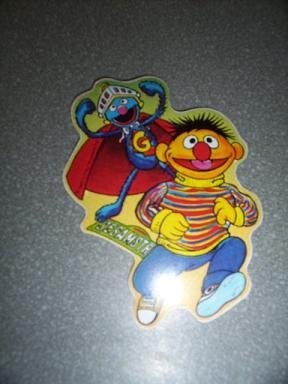 Sesamstraat sticker Ernie met Super Grover 10x6cm, Ophalen of Verzenden, Nieuw, Bedrijf of Vereniging