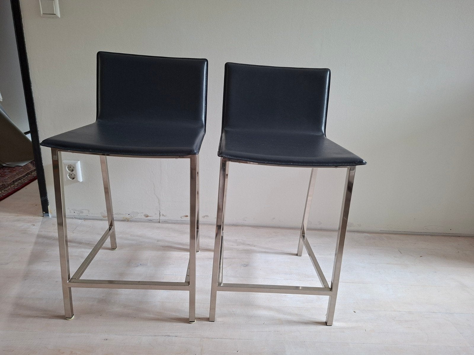 Set van 2 moderne barkrukken met lederen zitting, Huis en Inrichting, Gebruikt, Ophalen of Verzenden, 90 cm of meer, Leer