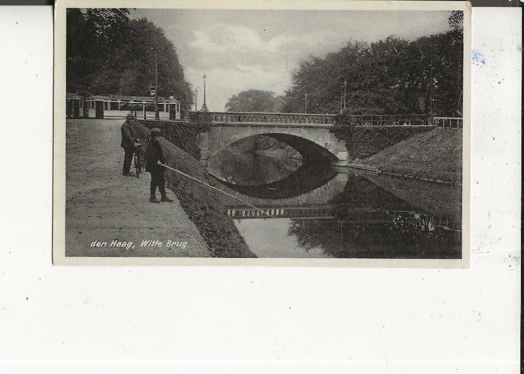 Scheveningen Wittebrug met Tram en hengelaar 1-6-1935, Ophalen of Verzenden, 1920 tot 1940, Gelopen, Zuid-Holland