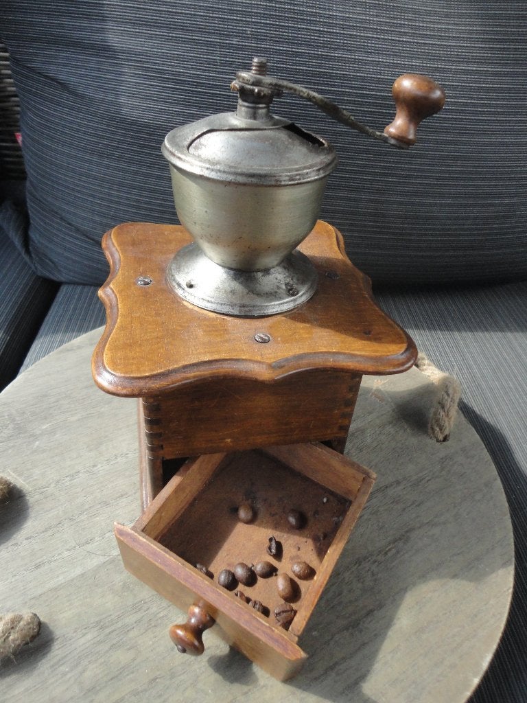 Mooie antieke decoratieve en werkende hand koffiemolen, Antiek en Kunst, Antiek | Keukenbenodigdheden, Ophalen of Verzenden