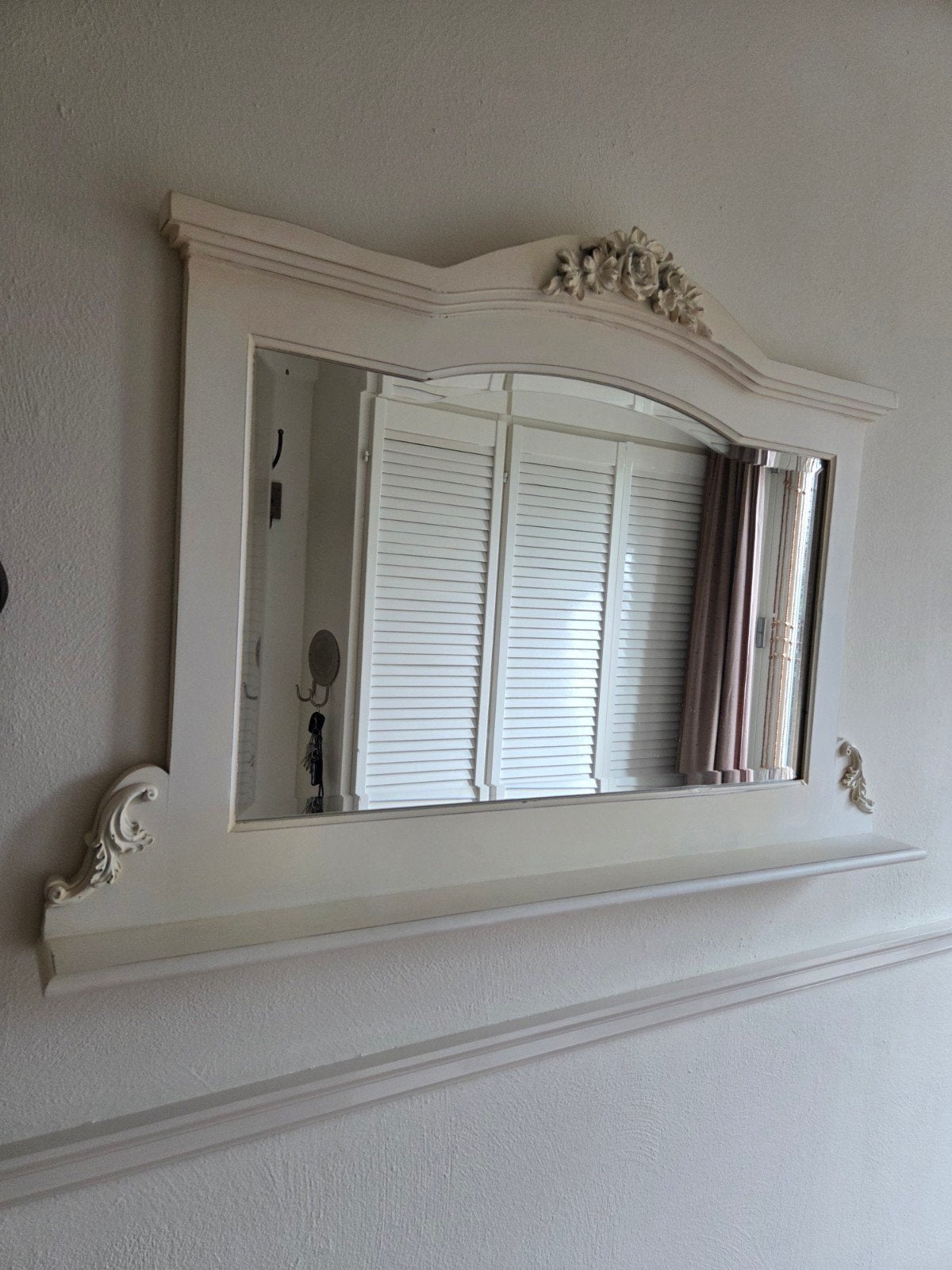 Decoratieve spiegel met sierlijke lijst en plankje, Ophalen, Gebruikt, 75 tot 100 cm, Minder dan 100 cm