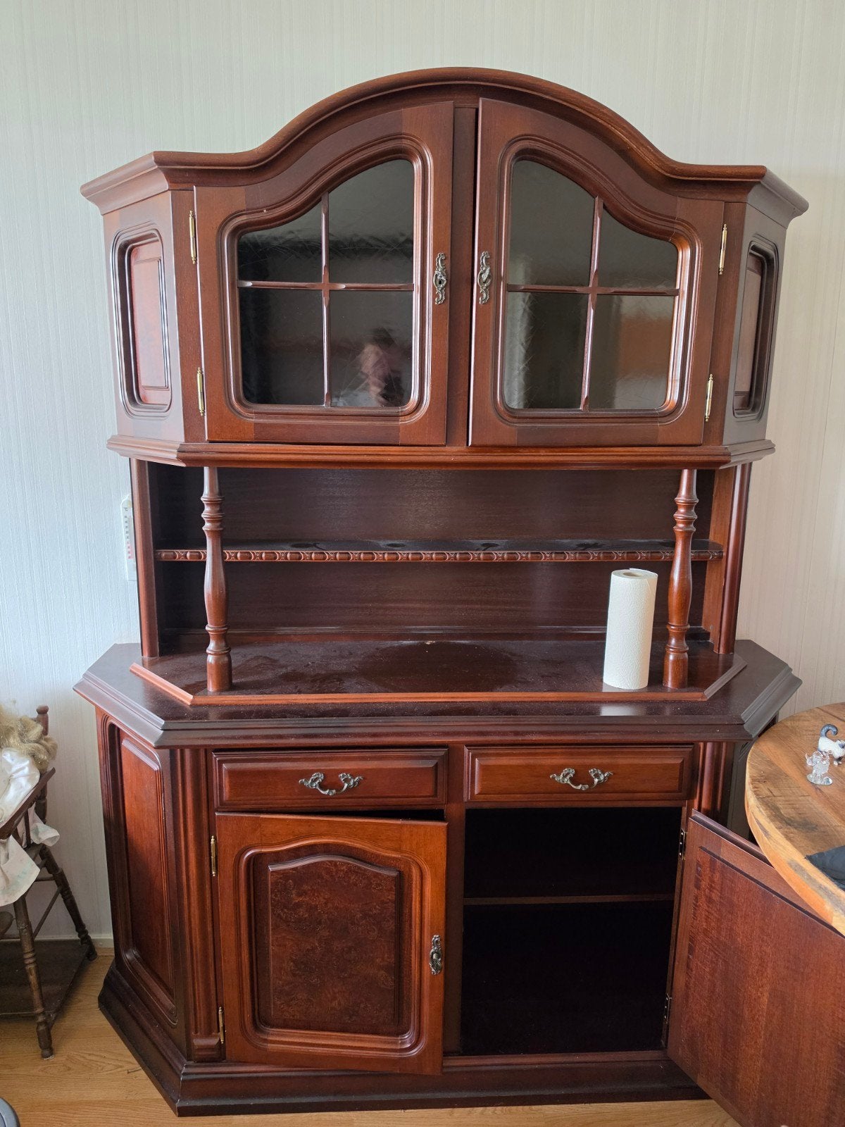 Klassieke houten buffetkast met vitrine en lades, Huis en Inrichting, Kasten | Dressoirs, Ophalen, Gebruikt, Glas, Klassiek