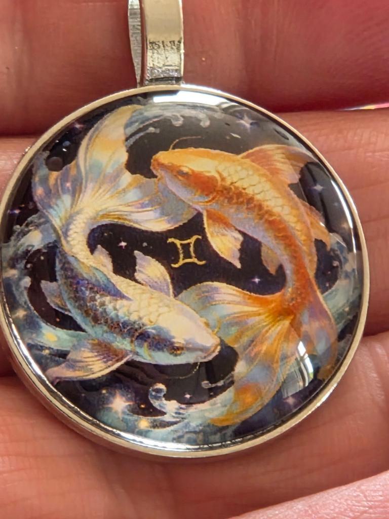 Glazen hanger met vissen en sterrenbeeld Tweelingen, Overige kleuren, Glas of Kristal, Nieuw, Ophalen of Verzenden
