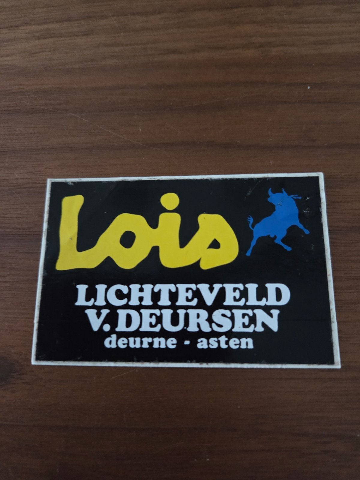 12100 Vintage Lois Lichteveld V. Deursen sticker - Deurne As, Verzamelen, Ophalen of Verzenden, Gebruikt, Merk