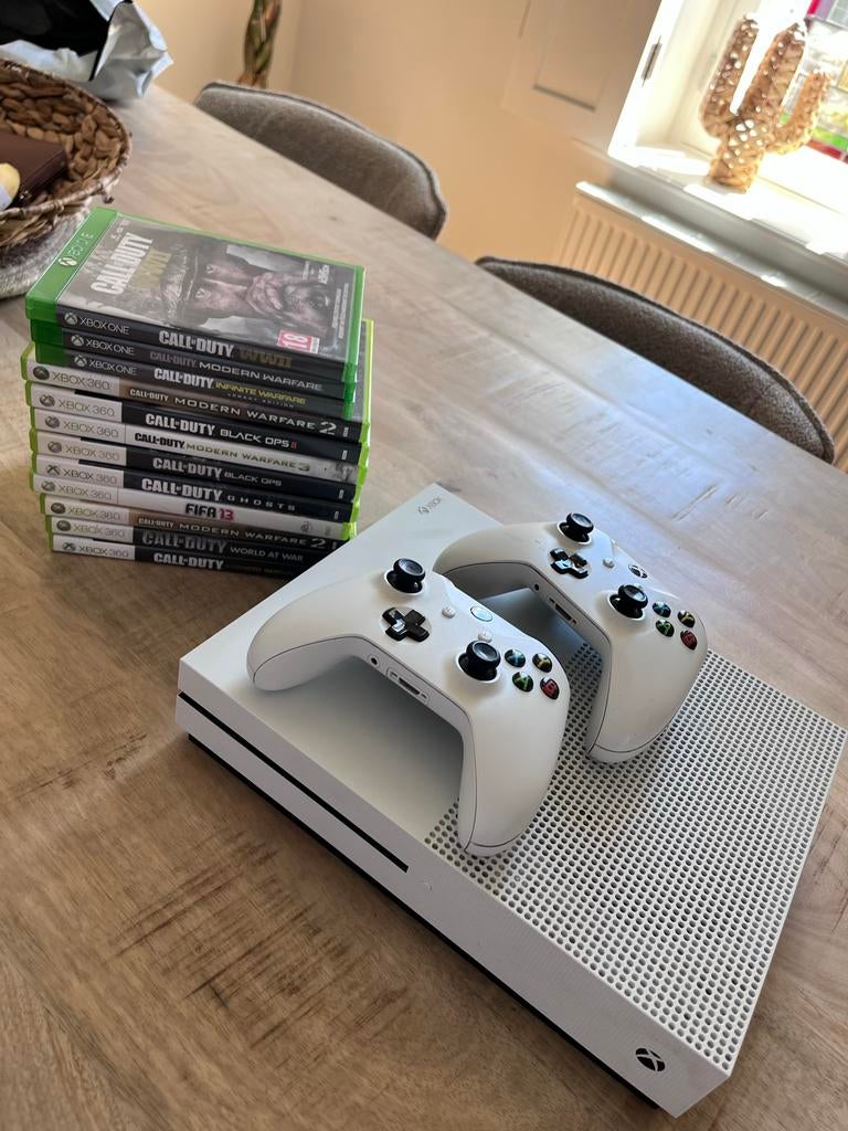 Xbox One S met 2 controllers en 11 Call of Duty games, Spelcomputers en Games, Games | Xbox One, Ophalen, Gebruikt, Shooter, Eén computer
