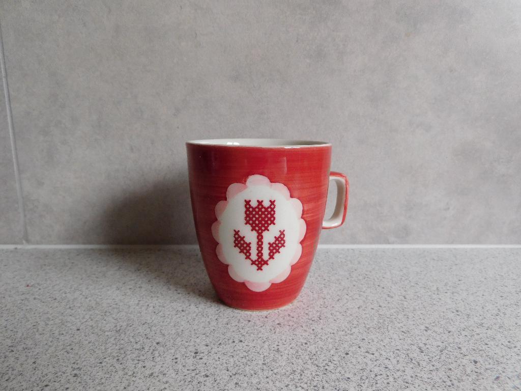 Senseo Mok Borduurpatroon Tulp Rood Froukje Servies, Ophalen of Verzenden, Zo goed als nieuw, Overige stijlen, Kop(pen) en/of Schotel(s)