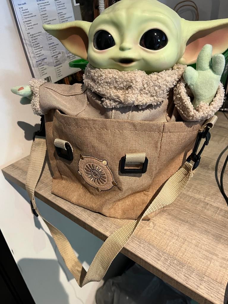 Baby Yoda in tas - pop, Ophalen of Verzenden, Zo goed als nieuw, Actiefiguurtje