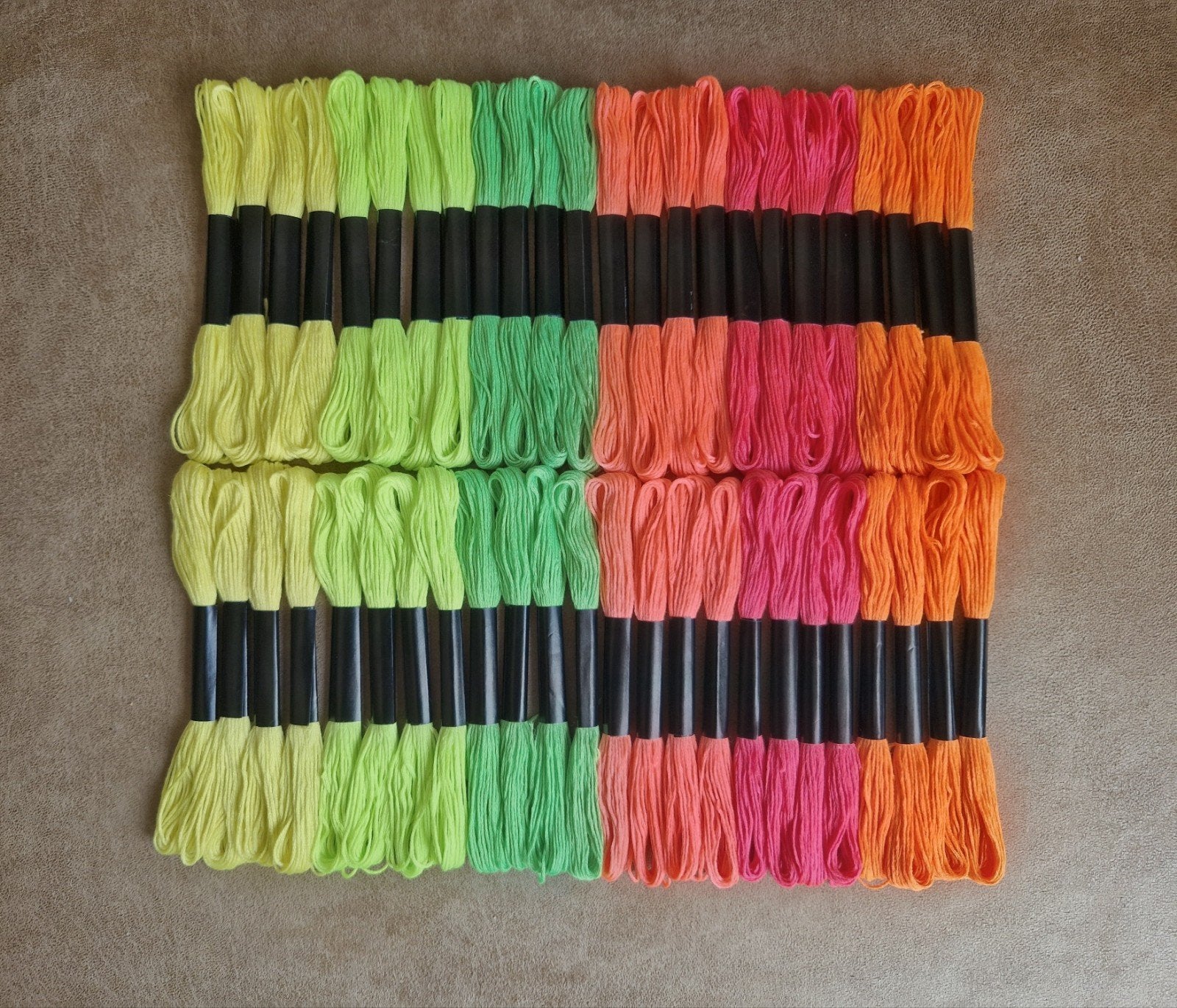 48 strengen fluorescerend borduurzijde borduurgaren, Ophalen of Verzenden, Nieuw, Borduurgaren of Zijde