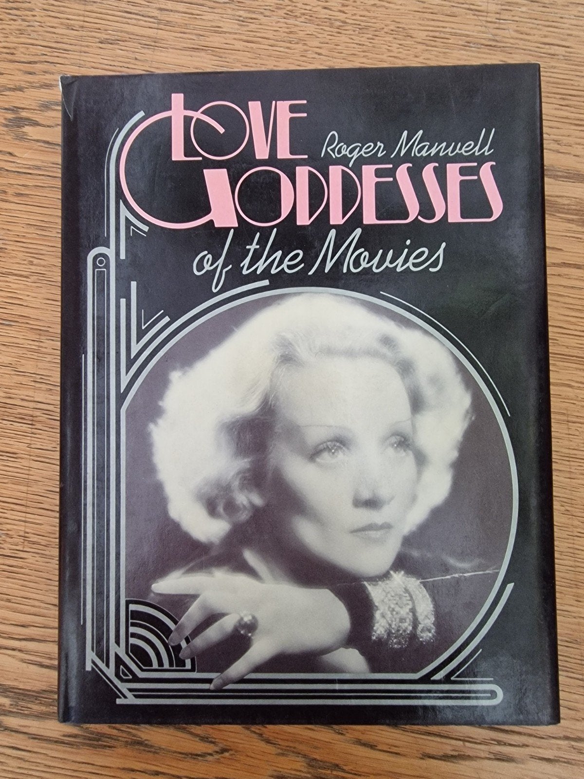 Boek: Love Goddesses of the Movies - Roger Manvell, Boeken, Film, Tv en Media, Ophalen of Verzenden, Gelezen, Roger Manvell, Filmspecifiek