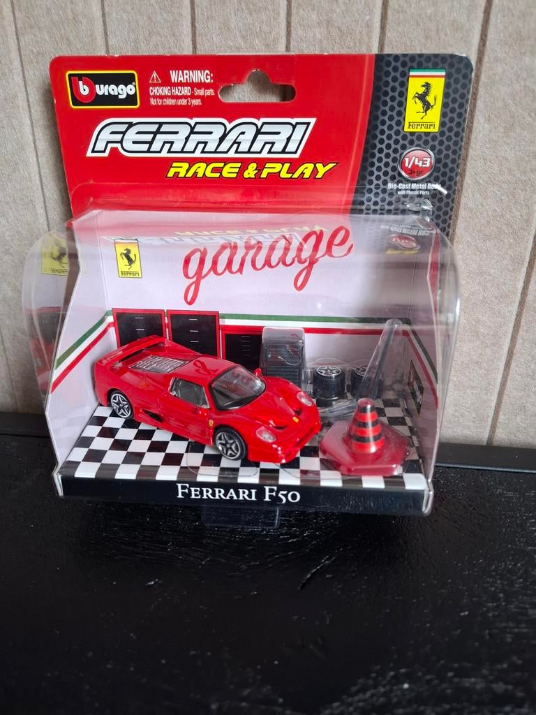 Bburago Ferrari F50 & 458 Italia Diorama 1:43, Hobby en Vrije tijd, Modelauto's | 1:43, Ophalen of Verzenden, Nieuw, Auto, Overige merken