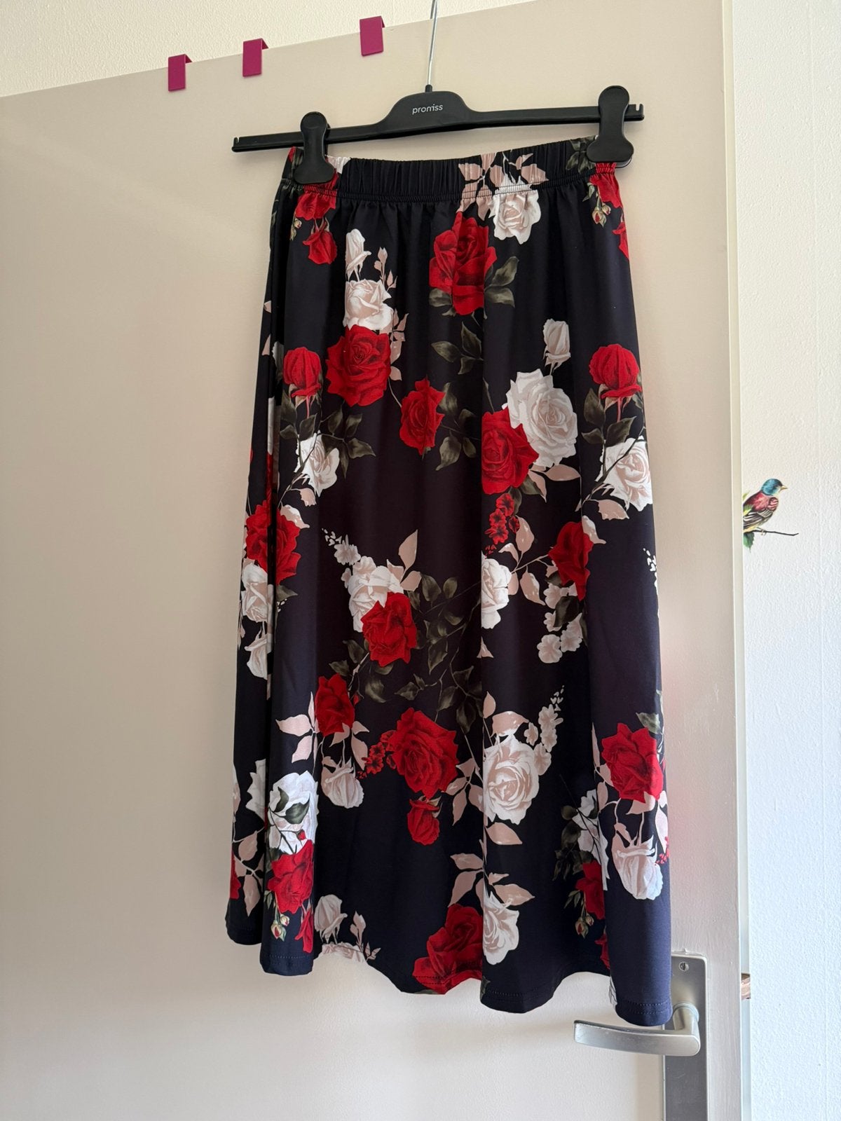 Rok met rozen maat S, Kleding | Dames, Rokken, Ophalen of Verzenden, Zo goed als nieuw, Zwart, Onder de knie