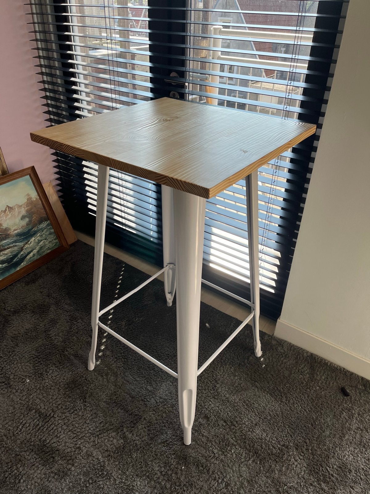 Hoge bartafel met wit metalen onderstel en houten blad, Ophalen, Zo goed als nieuw