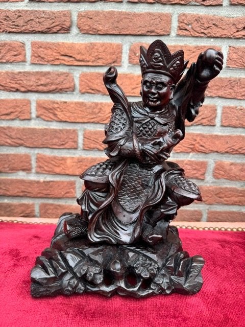 antiek Sino-Tibetaans houten beeld, hellegod met draak, Antiek en Kunst, Houtsnijwerk, Ophalen of Verzenden, 20 - 50 cm, Hout