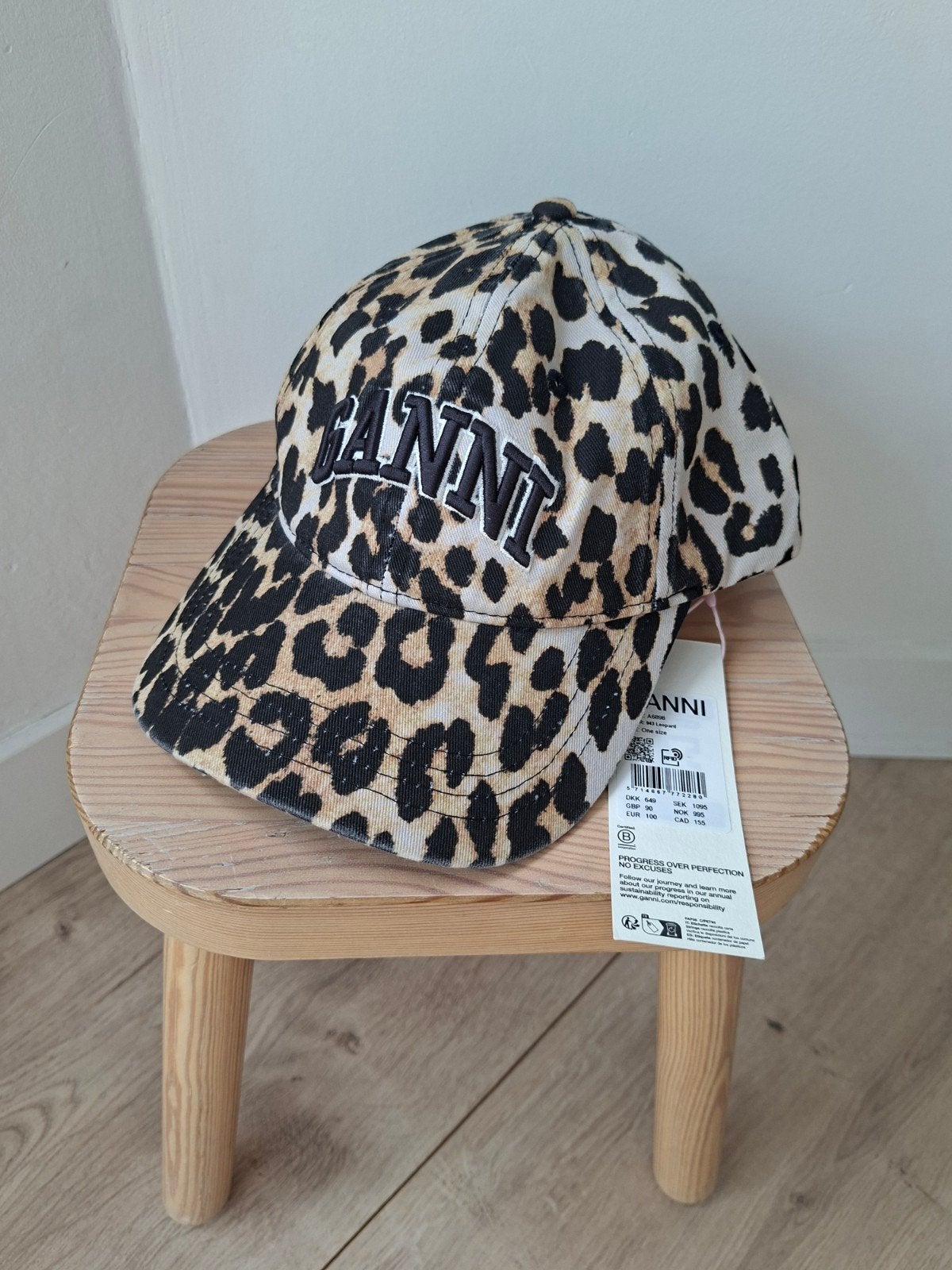 Nieuwe Ganni pet met trendy leopardprint, Kleding | Dames, Ganni, Nieuw, Pet, One size fits all