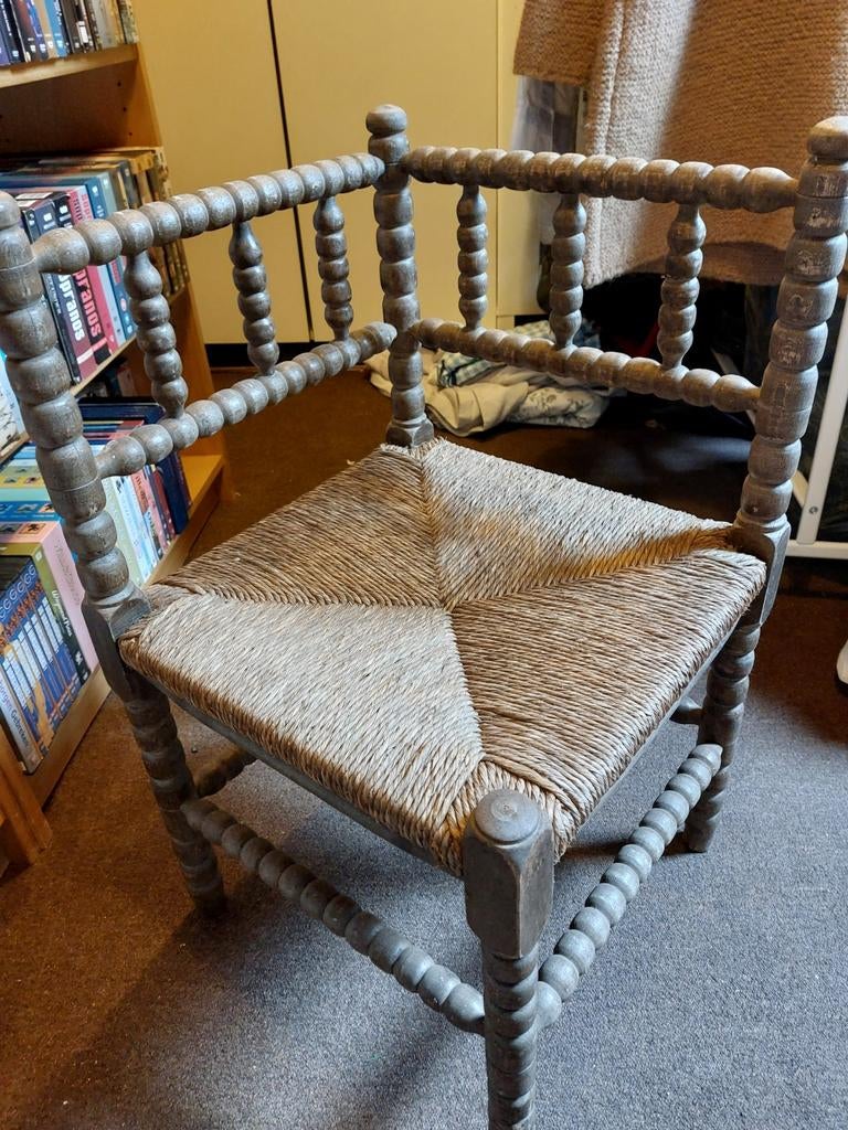 Antieke hoekstoel met biezen zitting, Antiek en Kunst, Antiek | Meubels | Stoelen en Banken, Ophalen