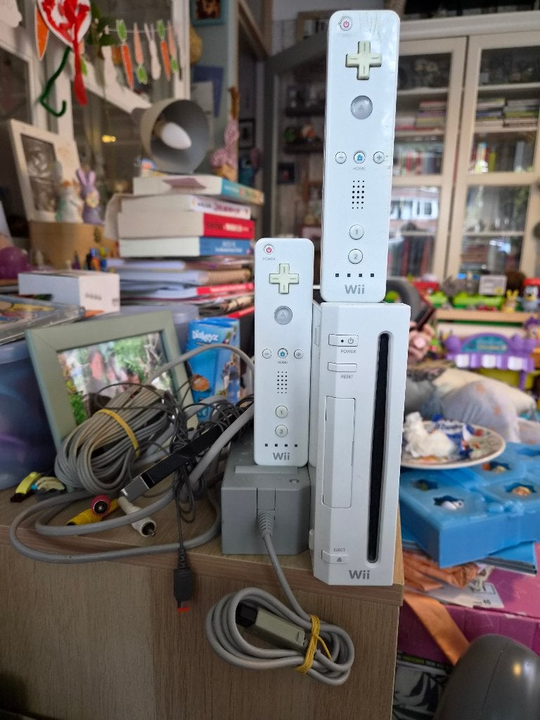 Wii compleet incl 74 games en Wii fit board, Spelcomputers en Games, Ophalen of Verzenden, Zo goed als nieuw, Met 1 controller