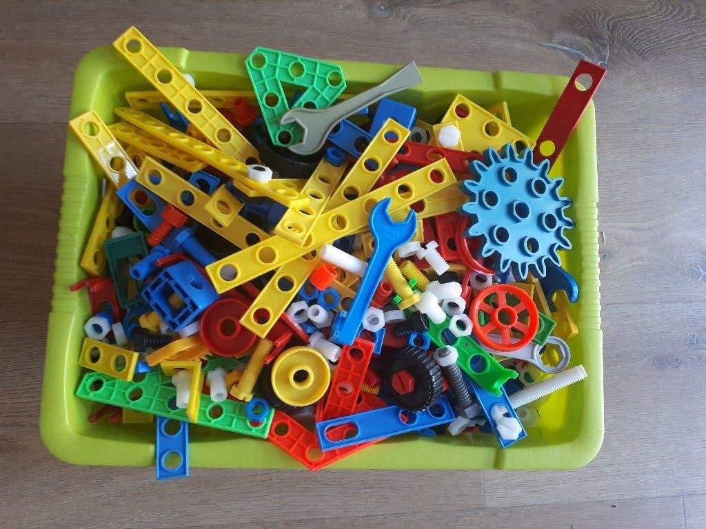 Te koop Bouwsteentjes van hard plastic met tekeningen, Ophalen, Zo goed als nieuw