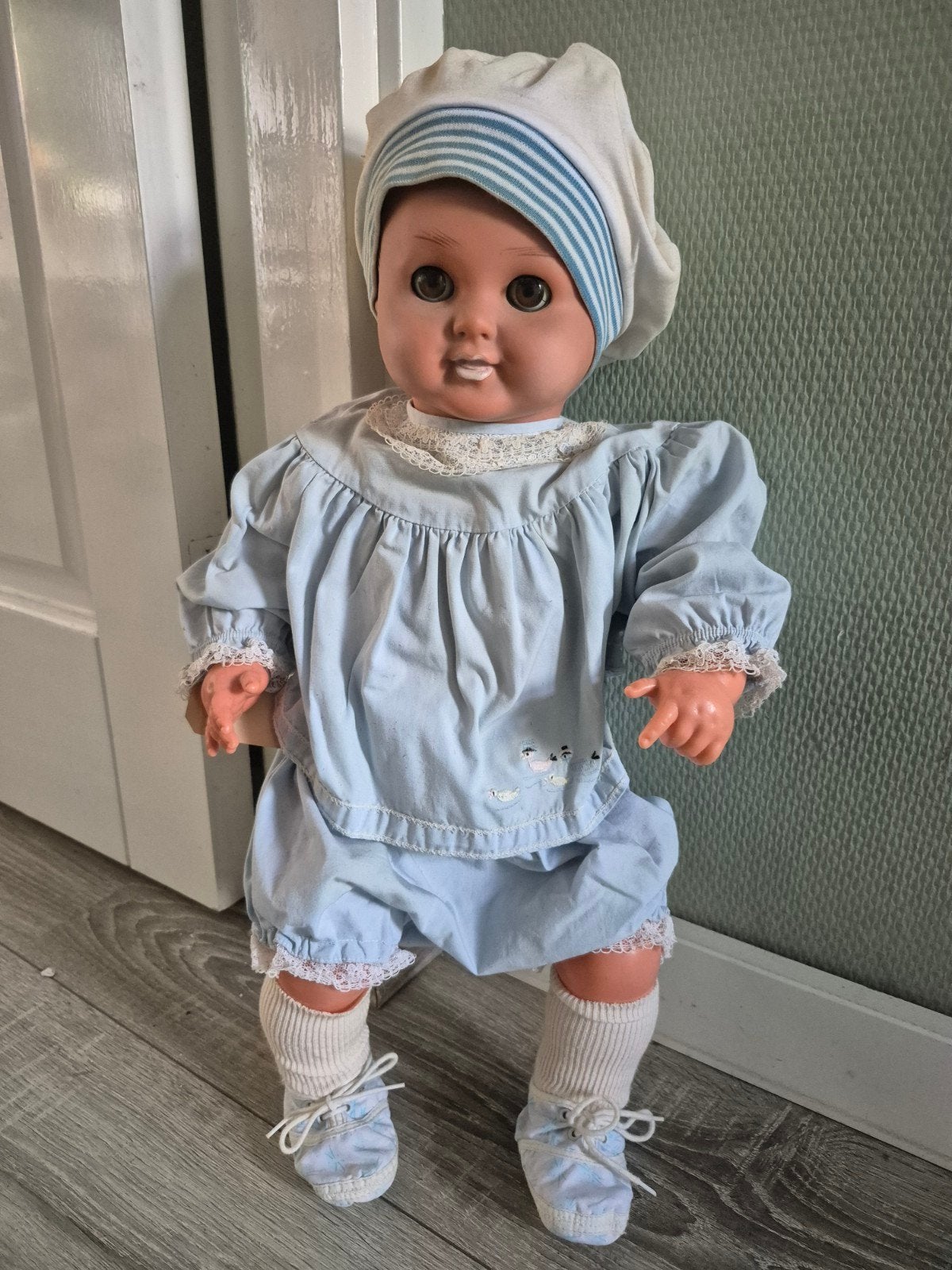 Oude Babypop in blauwe outfit met muts en schoentjes, Ophalen of Verzenden, Gebruikt, Babypop