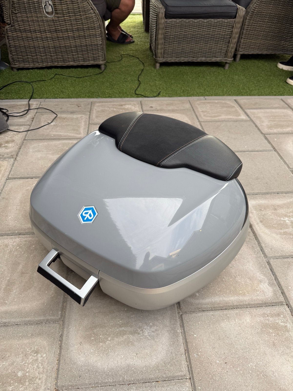 Piaggio Grijze topkoffer met rugleuning voor scooter/motor, Motoren, Ophalen, Gebruikt