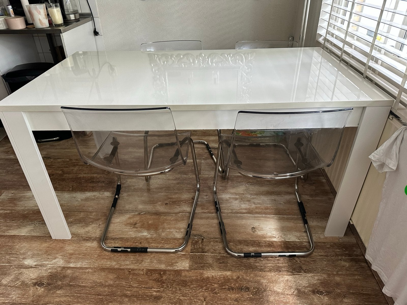 Hoogglans witte eettafel - Modern design - Geschikt voor 6 p, Huis en Inrichting, Ophalen, Overige materialen, Zo goed als nieuw