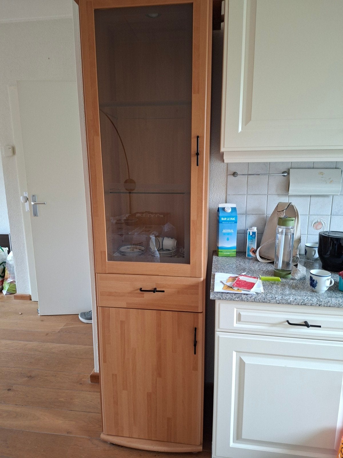 Houten vitrinekast met glazen deur en lade, Ophalen, Minder dan 50 cm, Gebruikt, 200 cm of meer