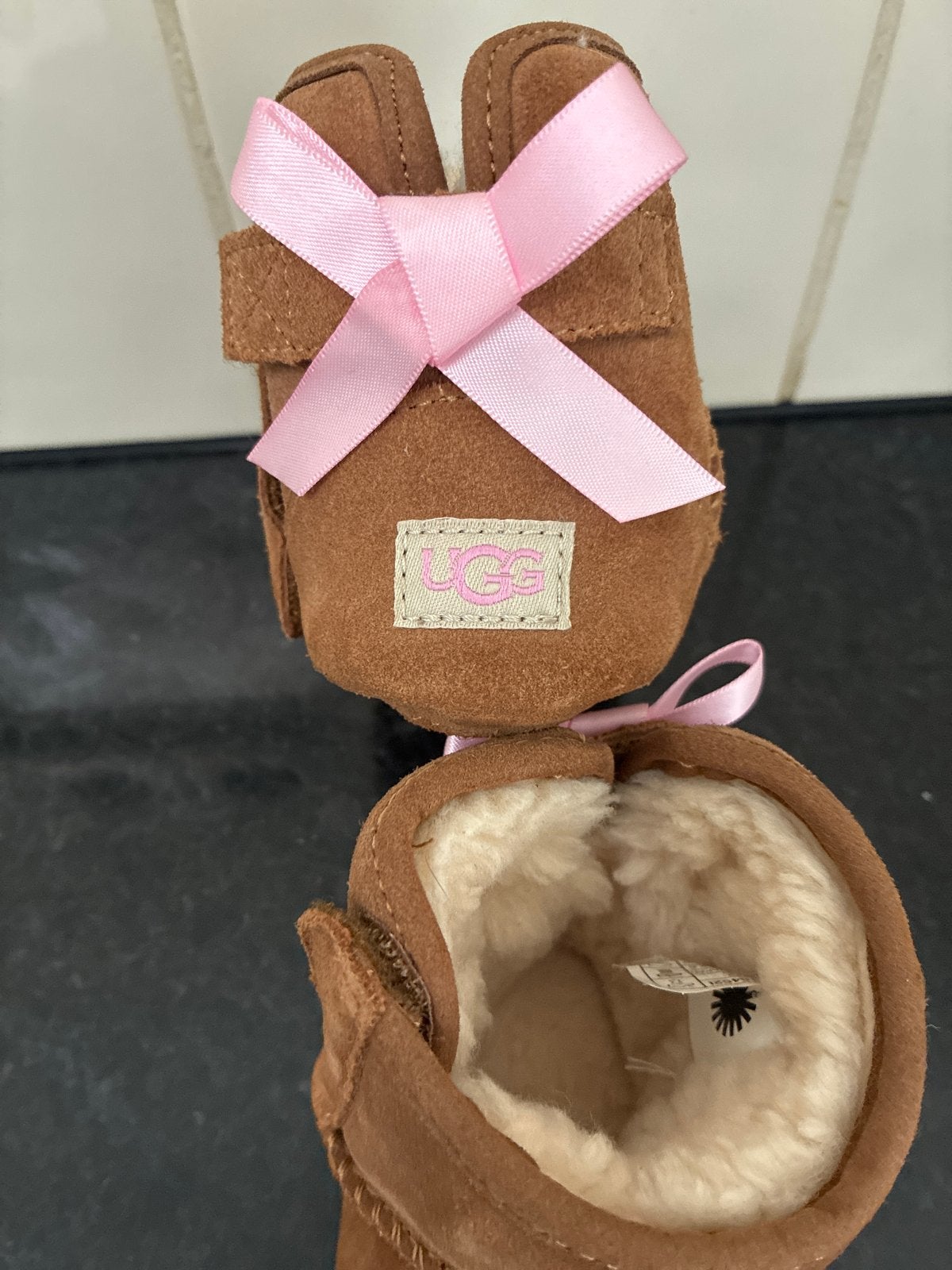 UGG slofjes met roze strikje, Ophalen of Verzenden, Zo goed als nieuw, Meisje
