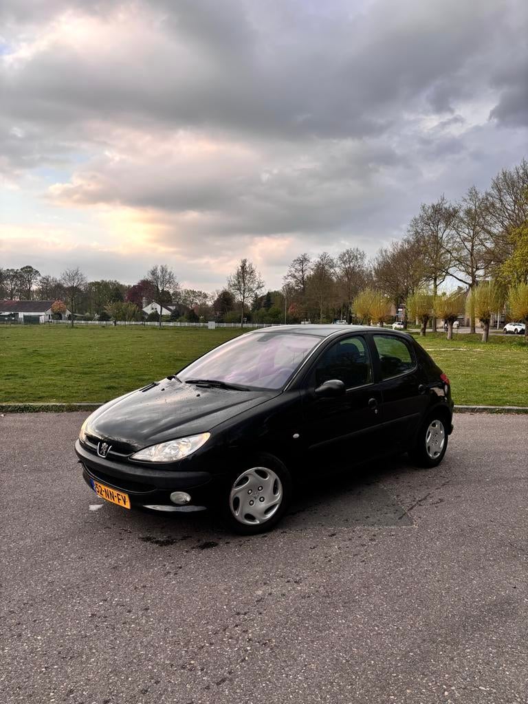 Peugeot 206 1.4 XT 5D 2004 Zwart | AIRCO | NAP | NIEUWE APK, Auto's, Peugeot, Voorwielaandrijving, 1360 cc, 31 €/maand, 4 cilinders