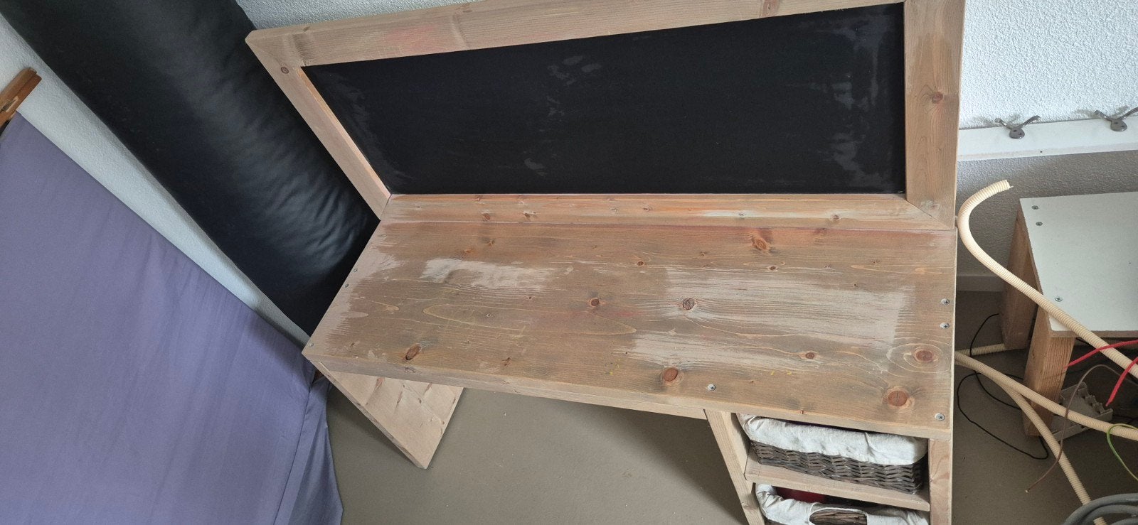 Kinderbureau met krijtbord en opbergmandjes, Ophalen, Tafel(s)