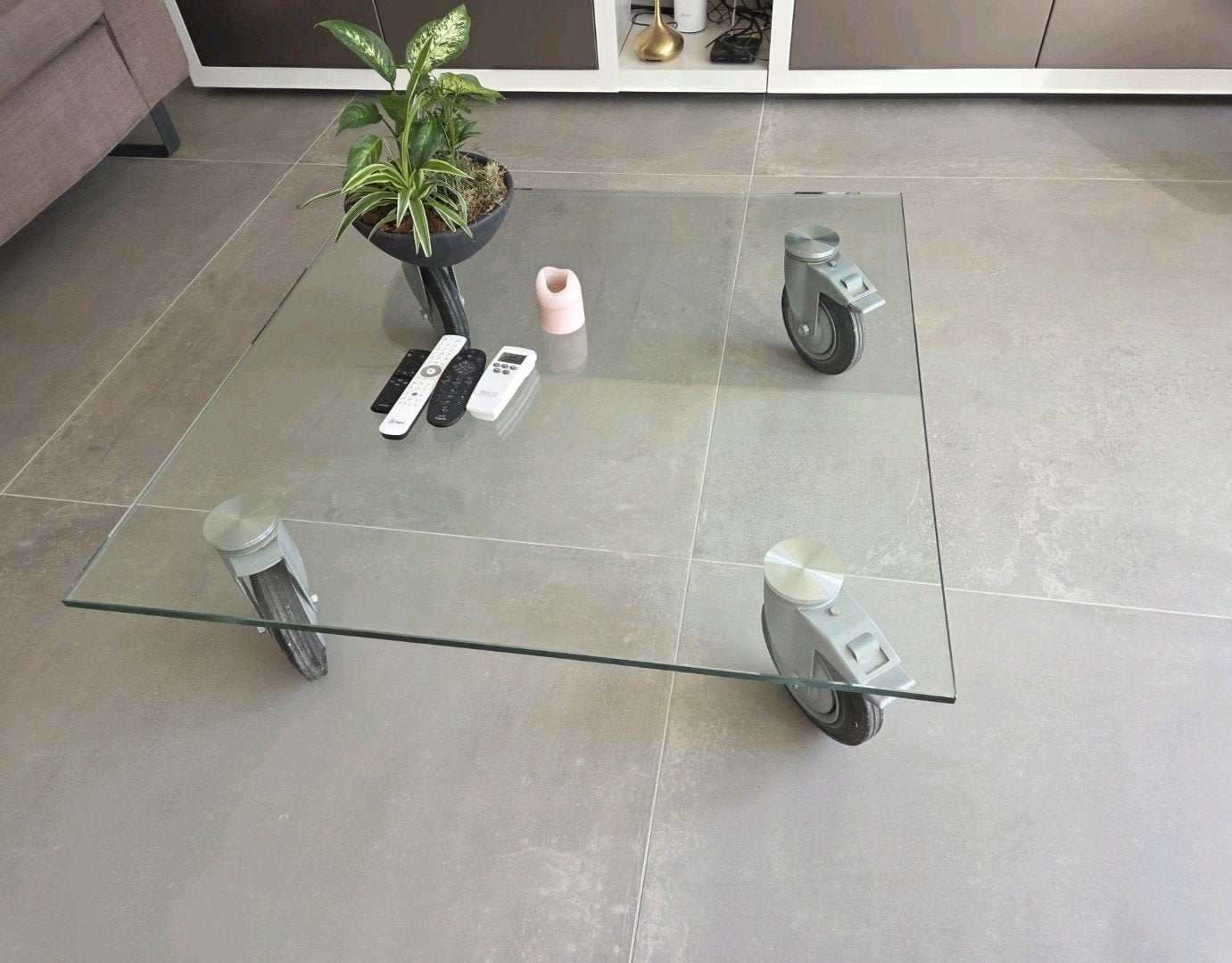 Gae Aulenti Glazen salontafel op grote wielen, Ophalen, Gebruikt, 50 tot 100 cm, Modern strak
