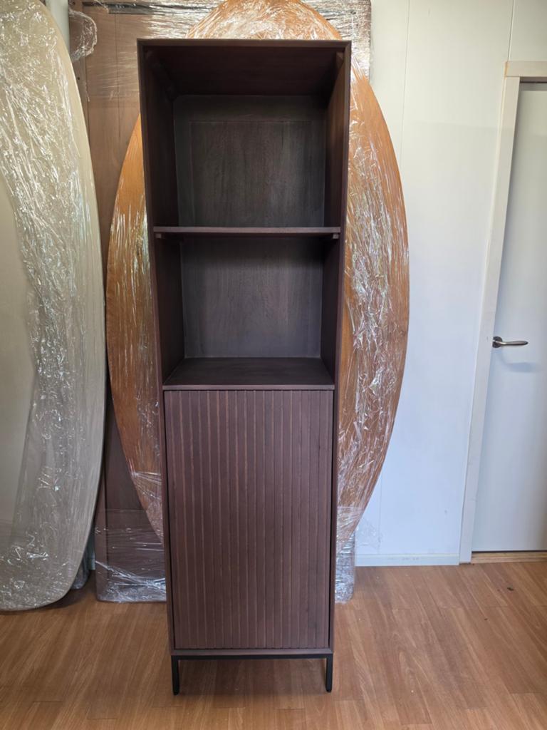 Boekenkast Madison Walnoot 55 cm - Lattenpatroon, Info@meubeloutletmeppel.nl, 50 tot 100 cm, Zo goed als nieuw, Meubel Outlet Meppel