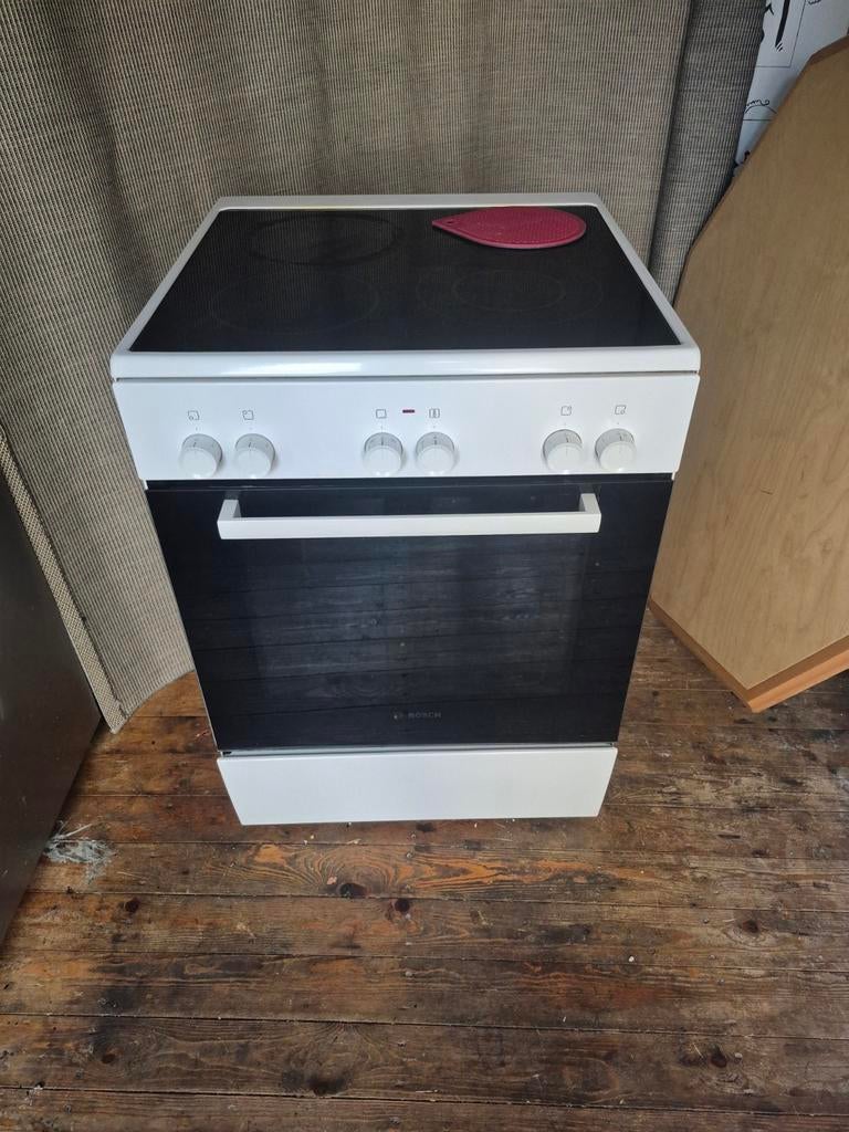 Merk Bosch elektrisch fornuis, Zo goed als nieuw, 85 tot 90 cm, Elektrisch, 4 kookzones
