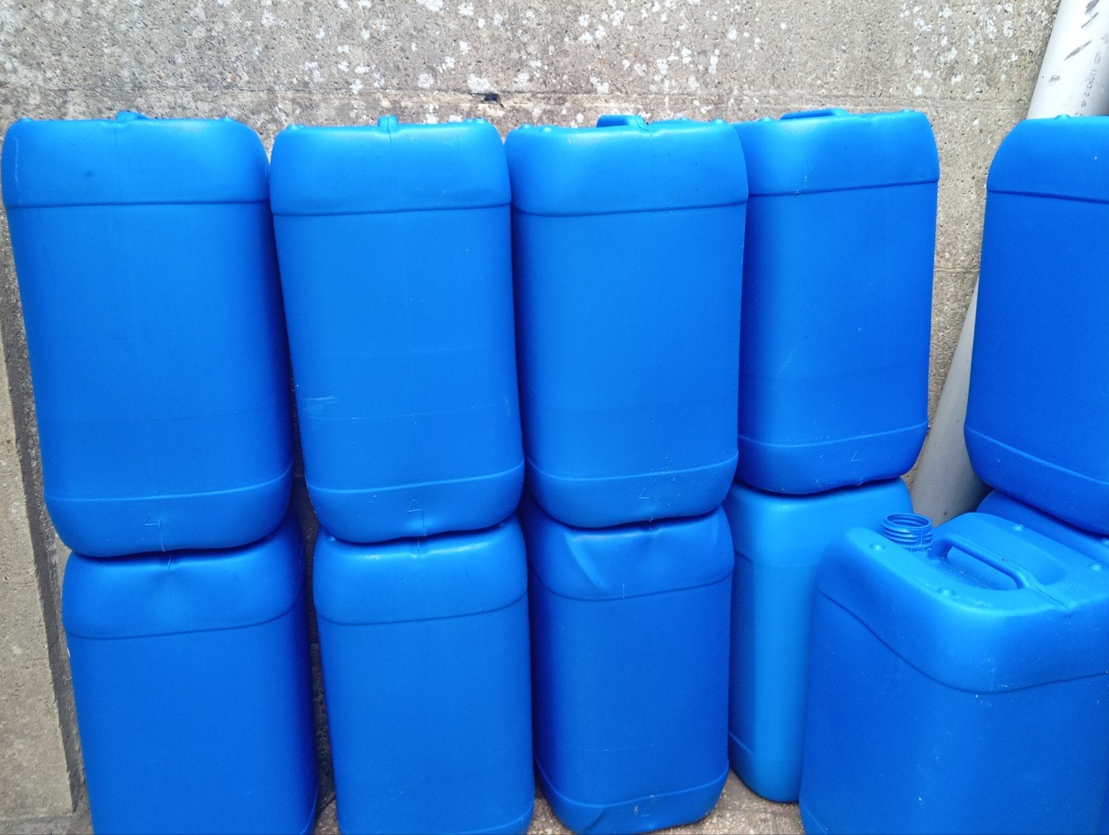 In Belgie 0,70ct per liter goedkoper Blauwe jerrycans 30 lit, Ophalen, Gebruikt
