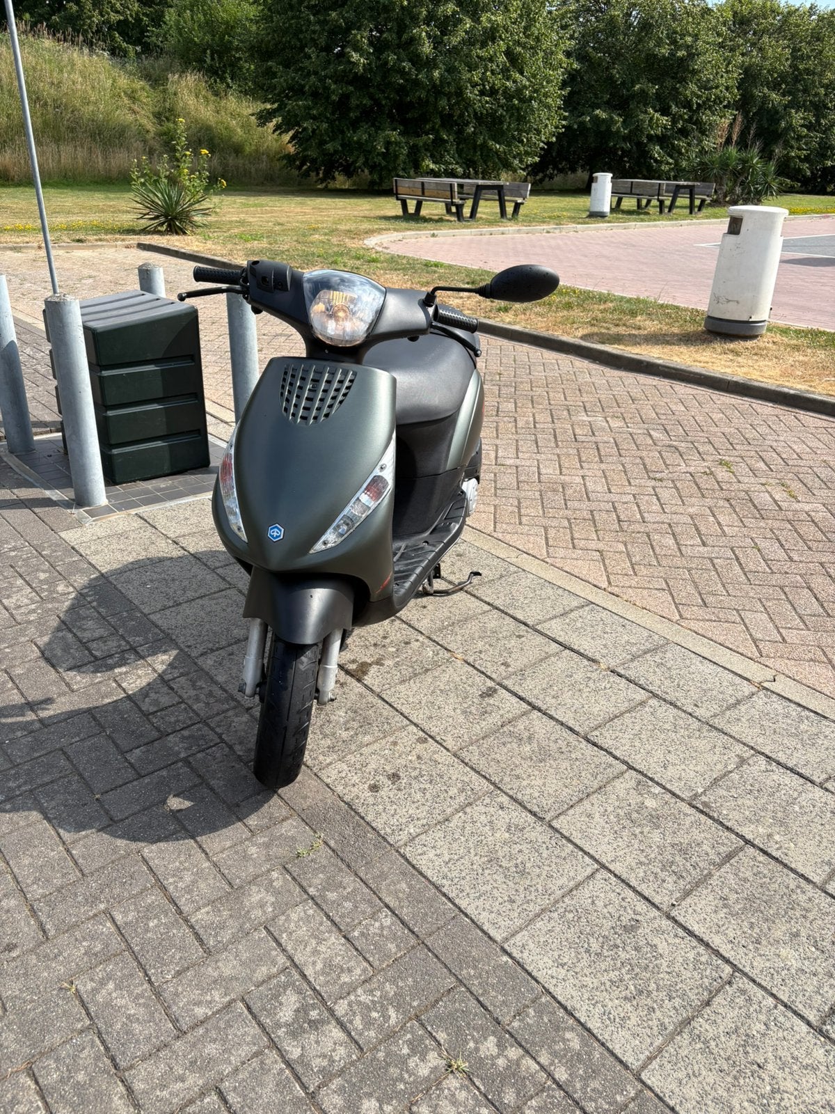 Piaggio Zip E5 2022 Brom, Fietsen en Brommers, Scooters | Piaggio, Zo goed als nieuw, Zip, Maximaal 45 km/u, Benzine, Ophalen