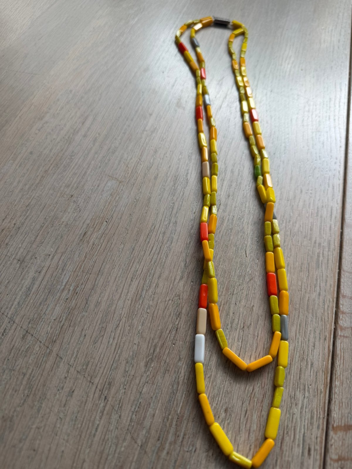 Lange ketting met vrolijke glaskraaltjes, Sieraden, Tassen en Uiterlijk, Kettingen, Ophalen of Verzenden, Zo goed als nieuw, Overige kleuren