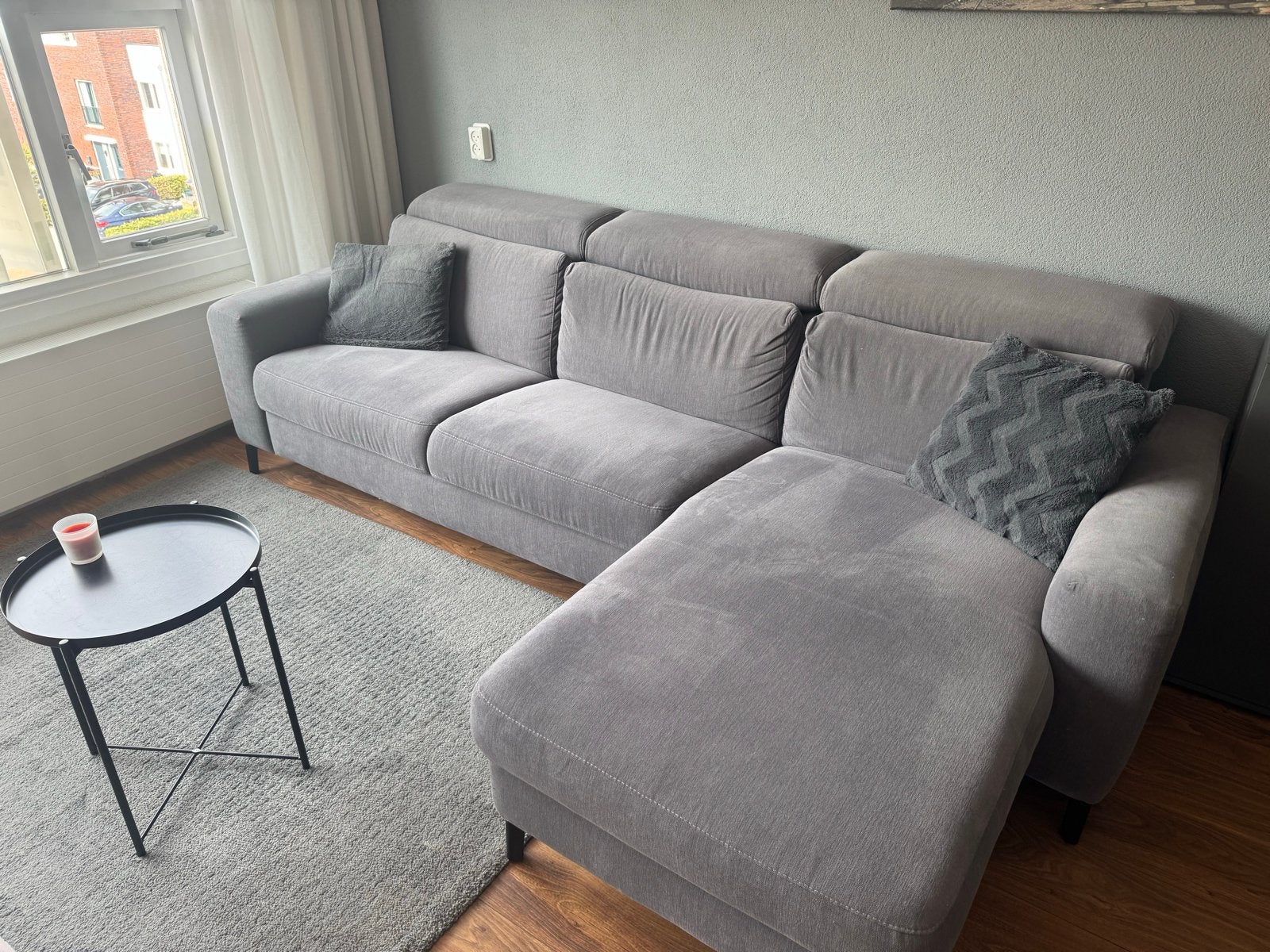 Comfortabele grijze hoekbank met verstelbare hoofdsteunen, Huis en Inrichting, Ophalen, Gebruikt, 100 tot 125 cm, Hoekbank