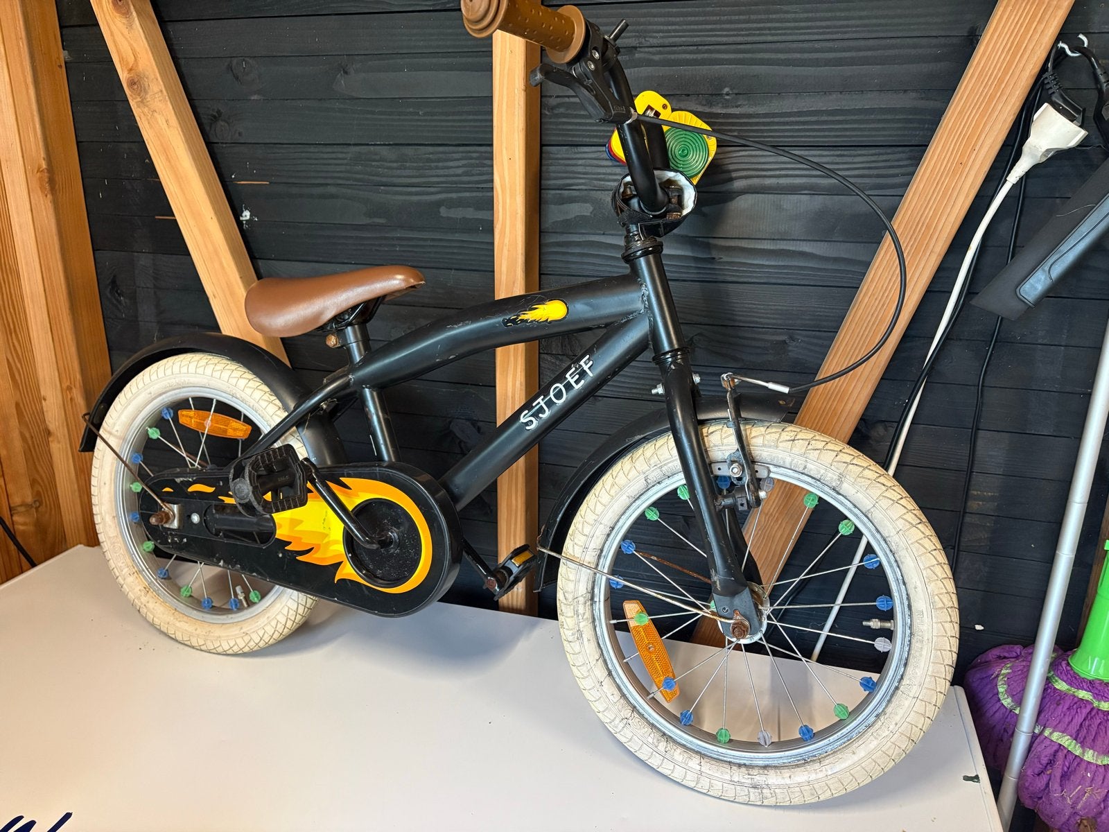 Sjoef kinderfiets 16 inch wielen - Zwart met vlammen, Ophalen, Gebruikt, 16 tot 20 inch