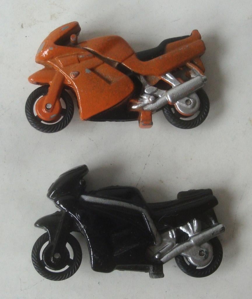 2 miniatuur (4,5 x 2,5 cm) metalen motoren, rubber banden aa, Ophalen of Verzenden, Zo goed als nieuw