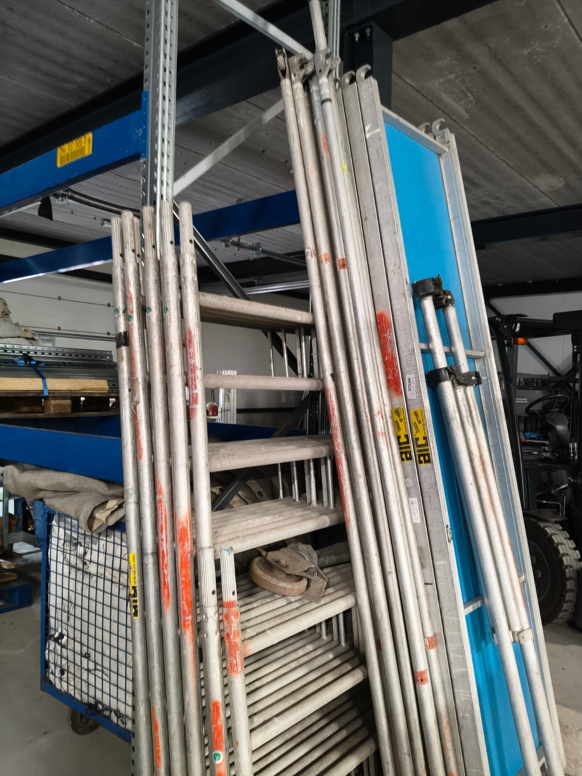 Layher rolsteiger werkhoogte 10.2 meter lichtgewicht vloeren, Doe-het-zelf en Verbouw, Ophalen, Gebruikt, Rolsteiger of Kamersteiger
