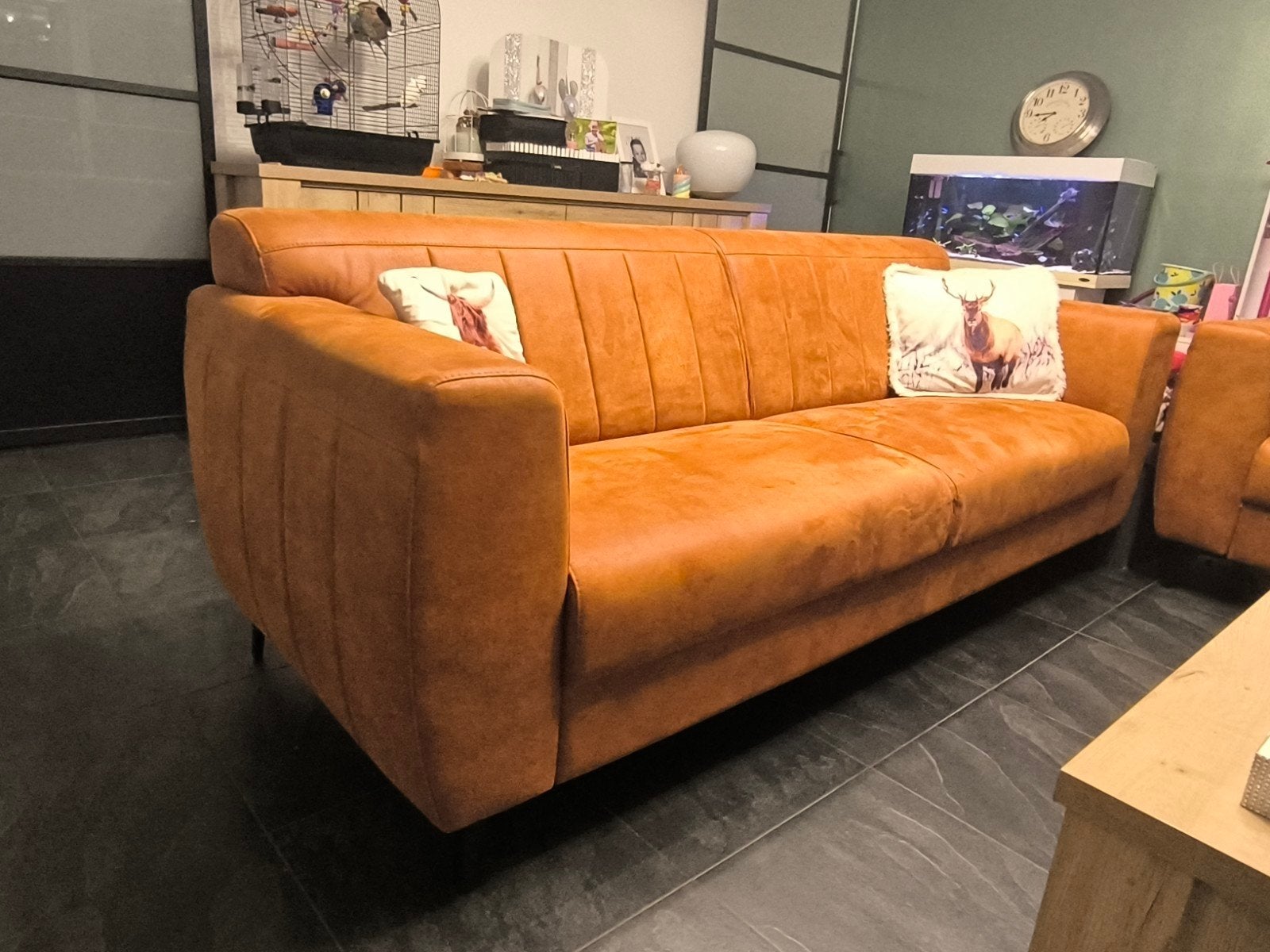 2x 3-zits banken cognac microleer + hocker (z.g.a.n.), Huis en Inrichting, Ophalen, Driepersoons, Zo goed als nieuw, Rechte bank