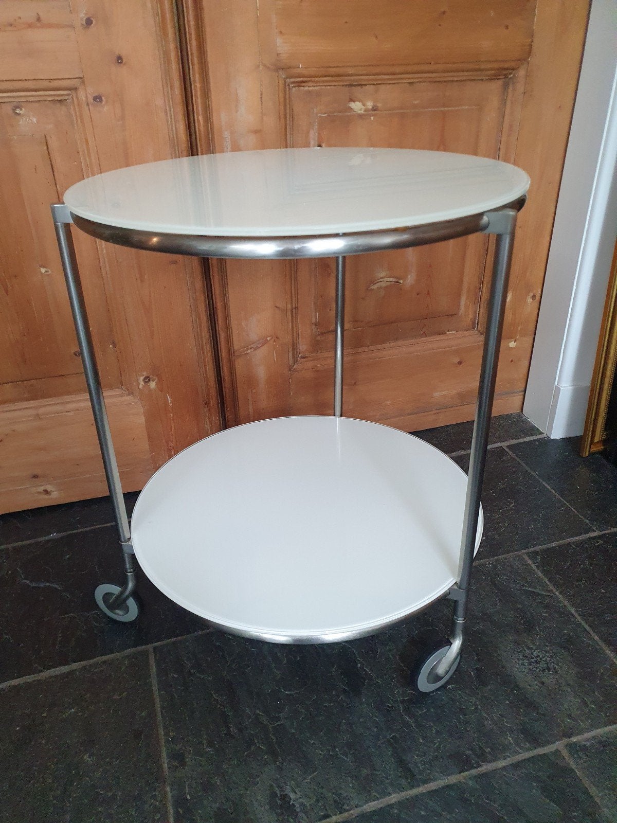 Retro bijzettafel van Ikea - wit met metaal, Huis en Inrichting, Tafels | Bijzettafels, 45 tot 60 cm, Minder dan 55 cm, Gebruikt