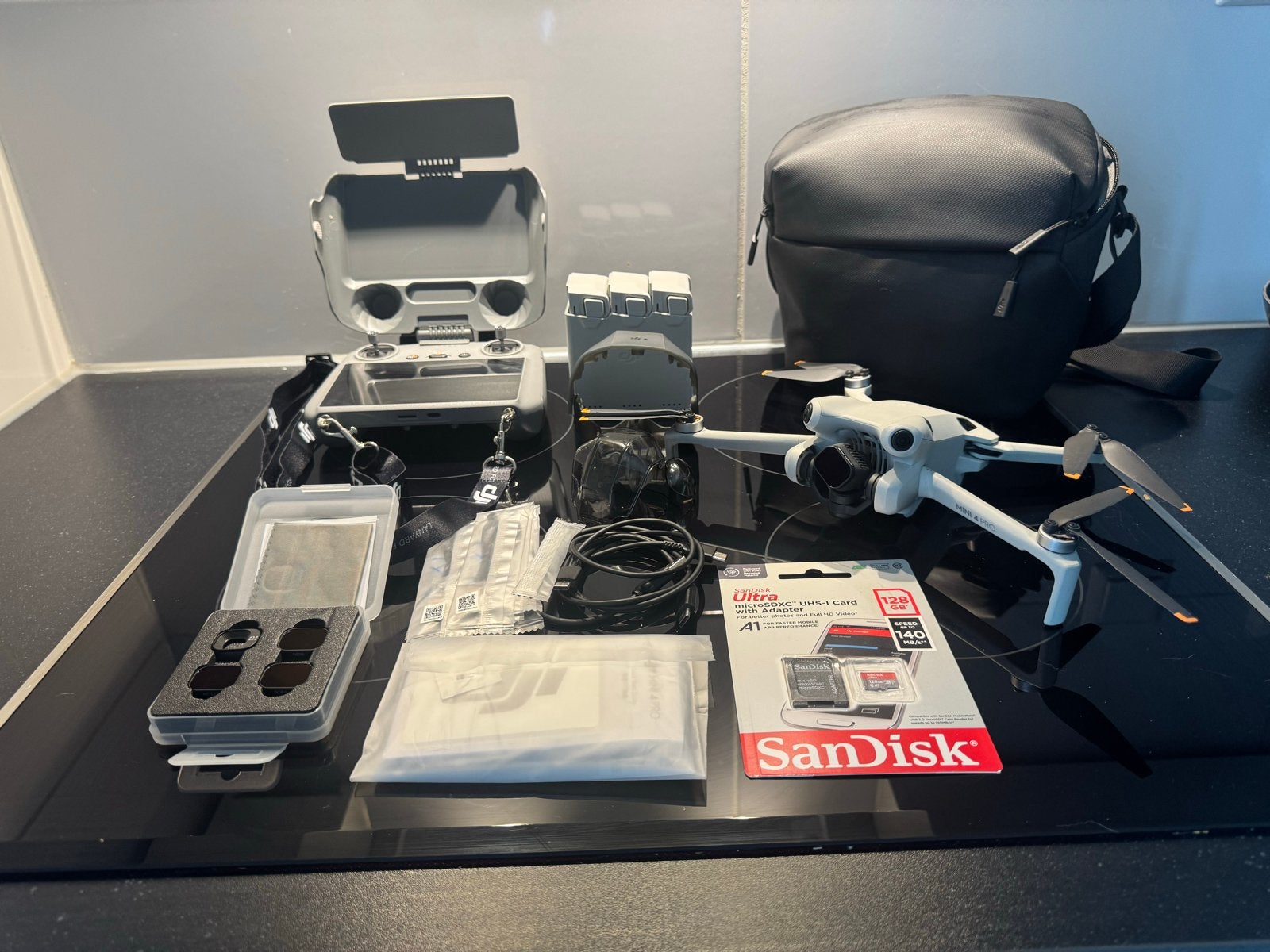 DJI Mini 4 Pro Fly More Combo met RC 2 en accessoires, Cameradrone, Extra accu('s), Ophalen of Verzenden, Zo goed als nieuw