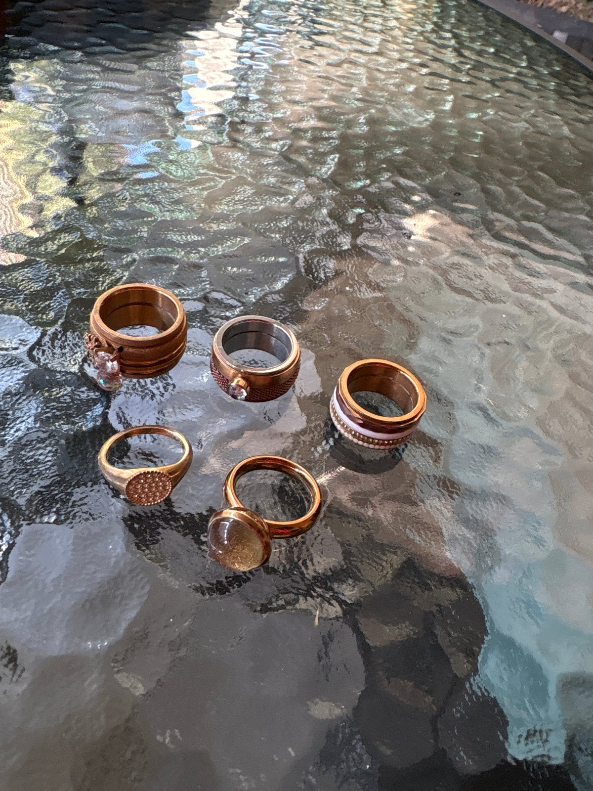 Diverse ringen - Goudkleurig met steentjes melano xxxl, Sieraden, Tassen en Uiterlijk, Met kristal, Overige materialen, Gebruikt