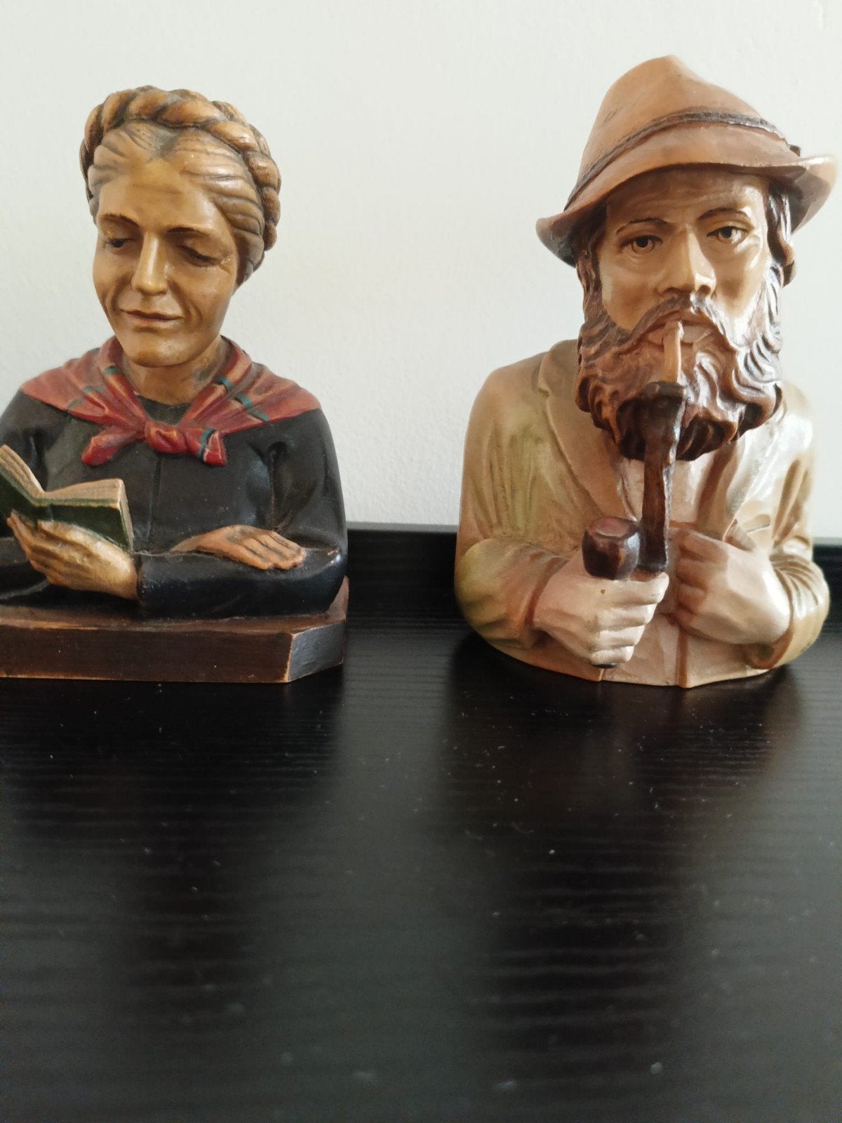 Houten Buste Beelden: Man met Pijp & Vrouw met Boek (1978), Minder dan 20 cm, Handgemaakt, Buste, Ophalen of Verzenden