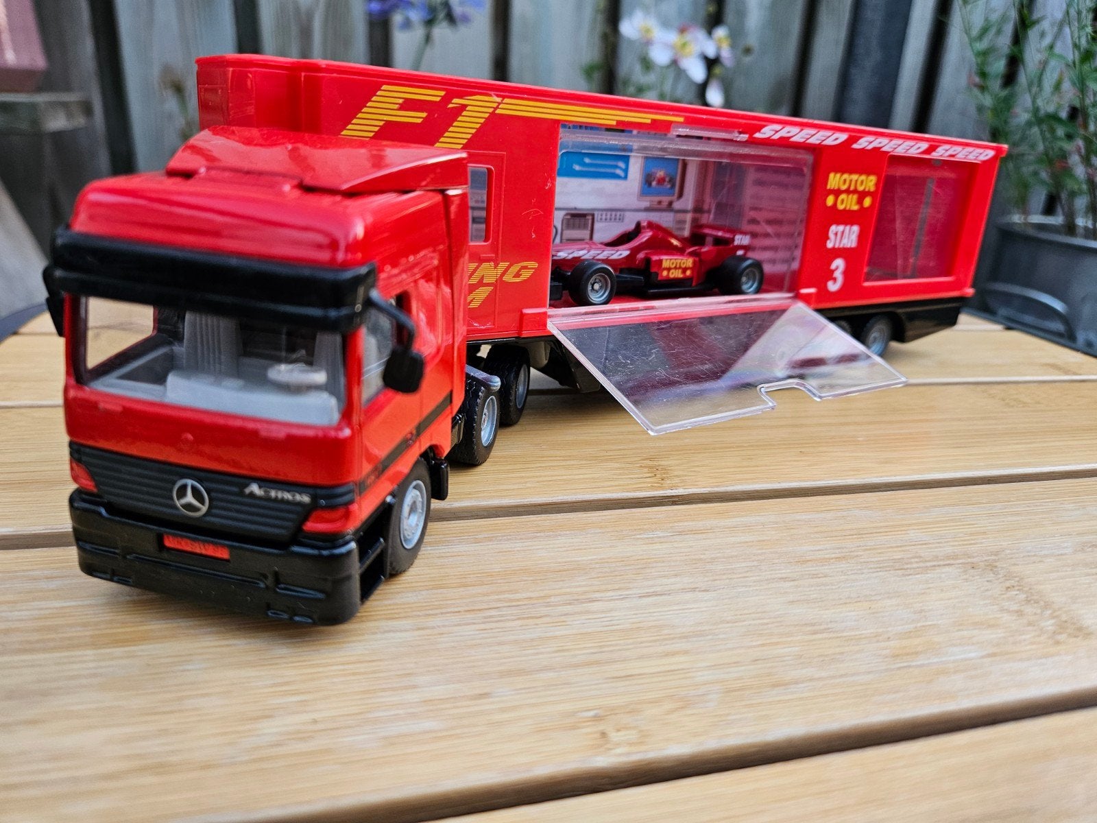 Siku Mercedes Actros F1 Racing Team trailer met F1 auto, Ophalen of Verzenden, Zo goed als nieuw, Bus of Vrachtwagen, SIKU