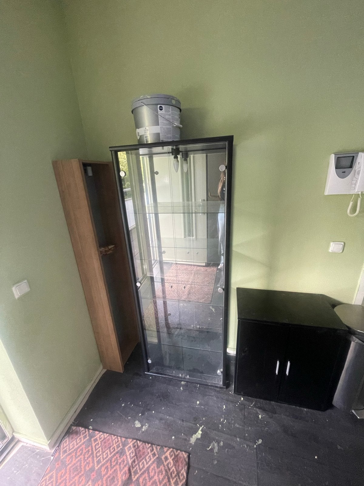 Gratis Glazen vitrinekast met verlichting en zwarte kast, Huis en Inrichting, Kasten | Vitrinekasten, Ophalen, Gebruikt, 50 tot 100 cm