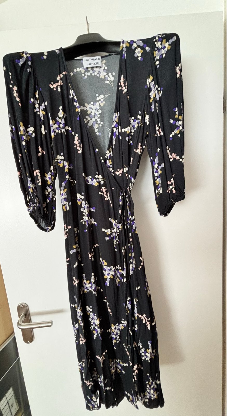 Catwalk Junkie overslagjurk met bloemenprint, Zwart, Ophalen of Verzenden, Zo goed als nieuw, Maat 36 (S)