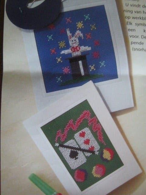 Borduurpatroon  Goochel hoge hoed / Kaart spel   nr 1829 do, Verzenden, Nieuw, Handborduren, Patroon