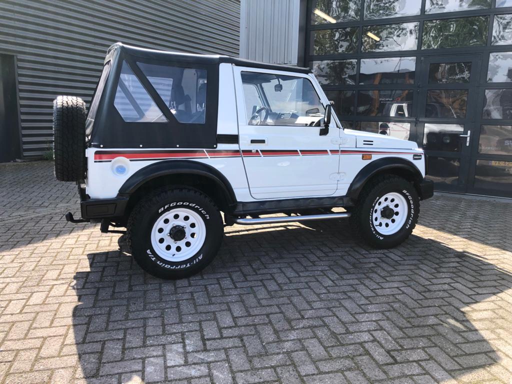 Suzuki Samurai 1.3 Cabrio 4WD 1992 Rood, 450 kg, 64 pk, 4 cilinders, Wit