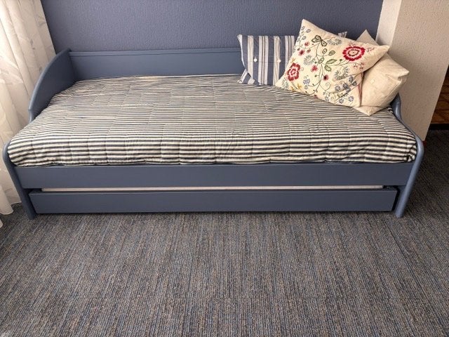 Bed met onderschuifbed en 2 matrassen, Huis en Inrichting, Slaapkamer | Bedden, Ophalen, 90 cm, Eenpersoons, Blauw