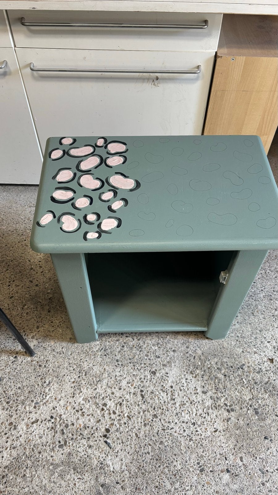 Nachtkastje / Bijzettafel - Hout Panter / luipaard partroon, Ophalen, Gebruikt, Minder dan 45 cm, Minder dan 55 cm